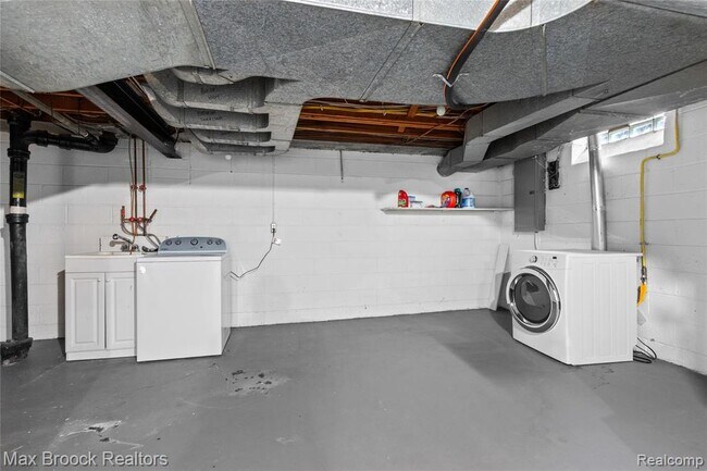 Building Photo - 600 Westwood Dr