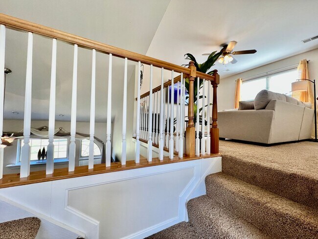 Building Photo - Large executive home in pool community Mas...