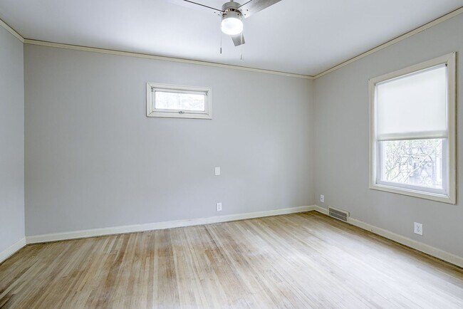 Building Photo - Happy Hollow 3 Bedroom!!
