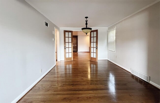 Building Photo - SEE IT NOW: Elegant Home in Prairie Village with Spacious Yard!