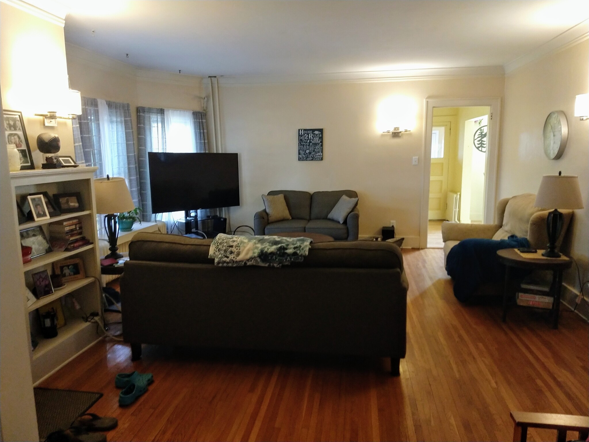 Hardwood floors, crown molding, 10 ft ceiling - 212 7th St