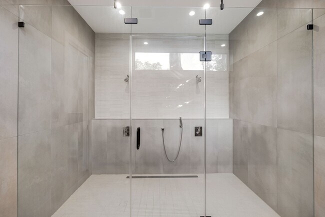 Building Photo - 12427 Pebblebrook Dr