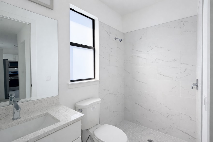 Building Photo - 830 Holmes Ave