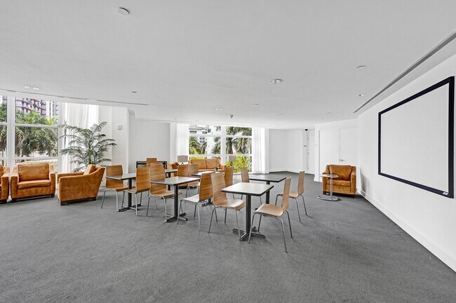 Building Photo - 1 bedroom and 1 bath condo located east side of Biscayne Blvd Miami Florida