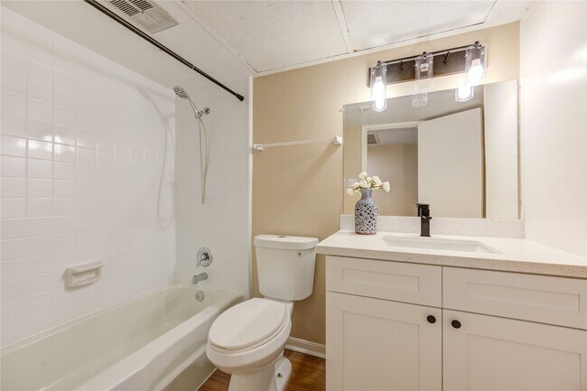 Building Photo - 351 N Post Oak Ln
