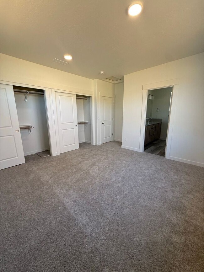 Building Photo - 61073 Unity Pl