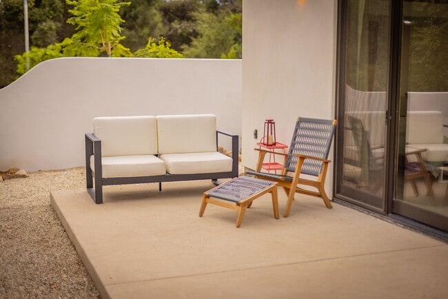 Building Photo - Ojai hideaway!