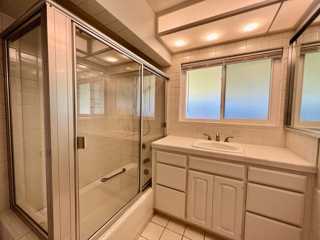 Building Photo - Large 3 Bedroom 2 Bath Home