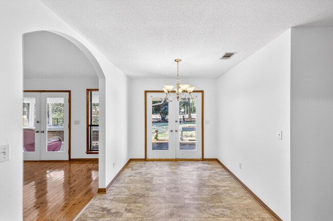 Building Photo - 1140 Troon Dr E