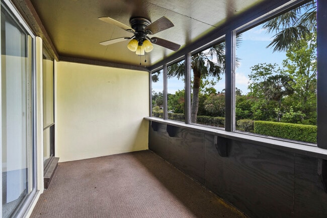 Building Photo - 40 Club House Dr