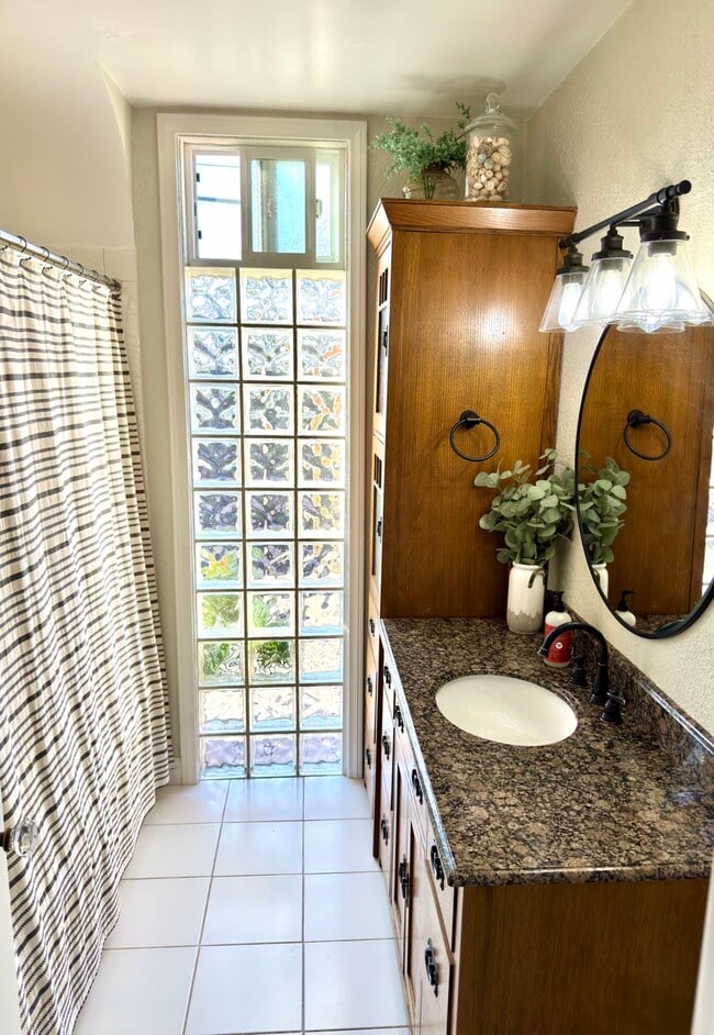 Building Photo - 1824 Mendota St