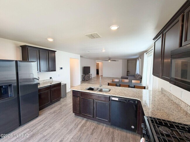 Building Photo - 4101 E Braddock Dr