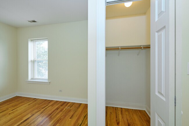 Building Photo - 5014 N Harding Ave