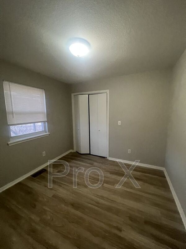 Building Photo - *OR 2216 E 8th St 1-4