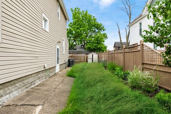 Building Photo - 479 Siebert St