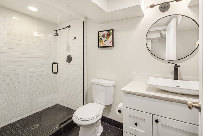 Building Photo - 4408 Thackeray Pl NE