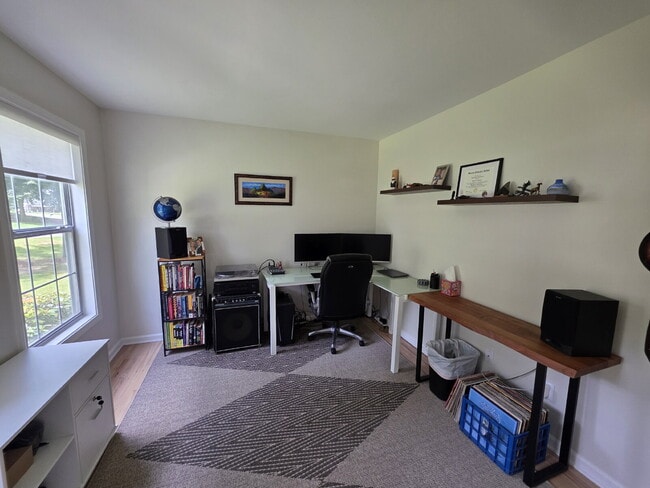 Building Photo - Stylish modern 2 story on a spacious 1 acre lot in Sharpsburg - avail Sept 1st.