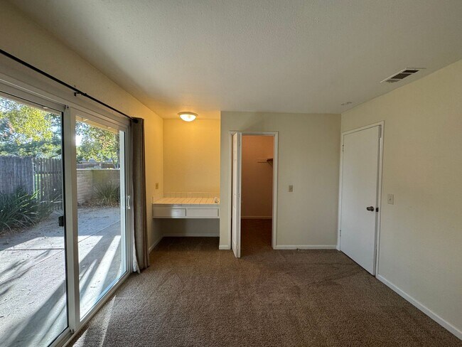 Building Photo - For Rent – Charming Woodland Condo with Co...
