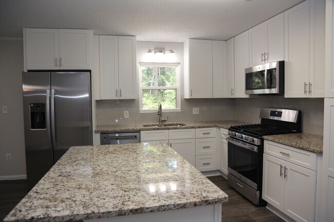 Building Photo - NEWLY RENOVATED Beautiful 3 bed 2 bath nea...