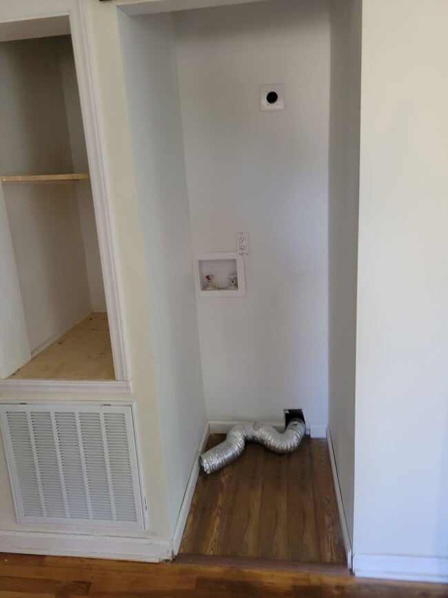 Building Photo - Charming 2br 1ba Home! Available Now!