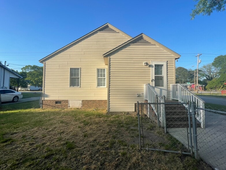 Building Photo - 1328 Nash St SE