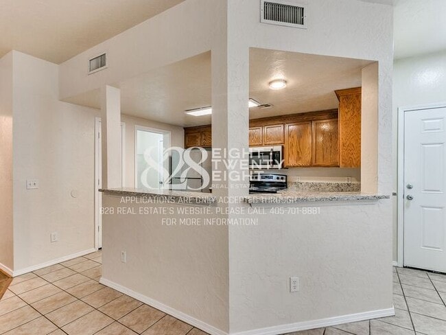 Building Photo - *AVAILABLE NOW!* Spacious 3 Bed/2.5 Bath Duplex Townhome Available in Norman!