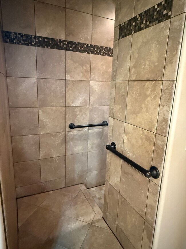 Building Photo - Beautiful patio home with 2 car garage, central air, fenced yard and covered patio