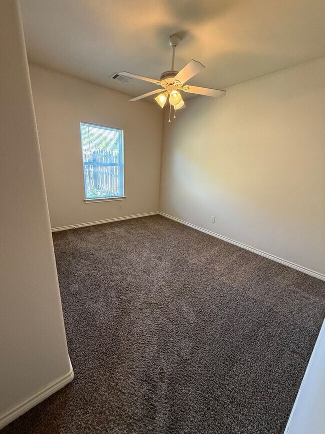 Building Photo - 1208 Country Club Rd