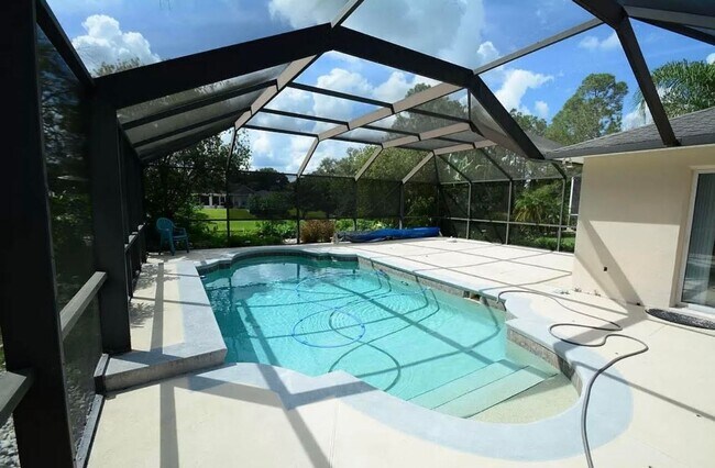 Building Photo - Pool Home on canal for rent !