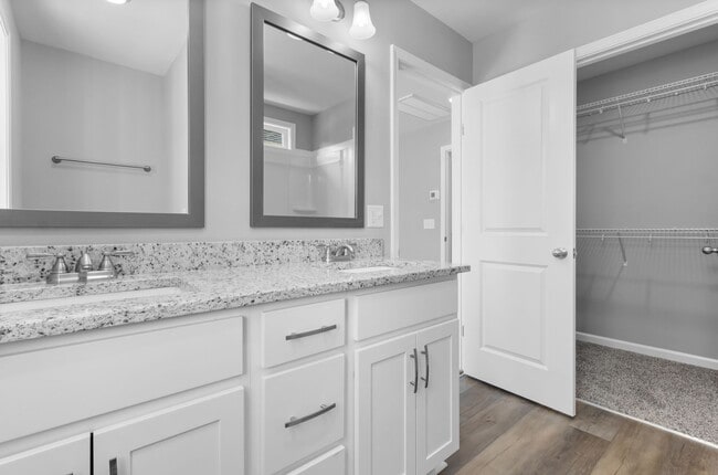 Building Photo - Close to Downtown! Home with 3 Bedrooms and 2.5 Baths.