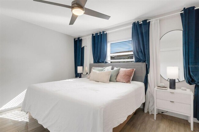 Building Photo - 2914 W Lake Ave