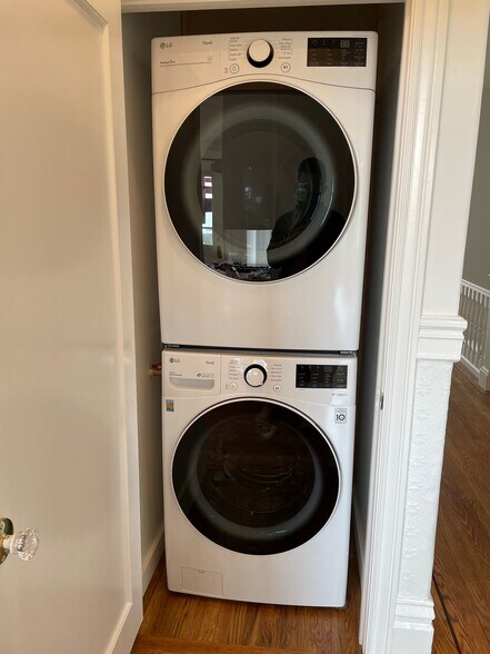 In-unit Washer & Dryer - 427 Mississippi St
