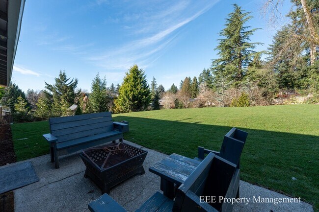 Building Photo - Cozy Redmond Rambler ready for move in NOW