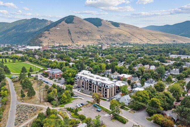 Building Photo - Hip Strip Furnished Condo in Reed Building $2,500 / Month - DATES NEGOTIABLE