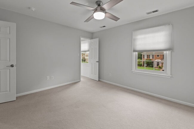 Building Photo - Your Dream Home Awaits!