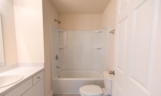 Building Photo - Coastal Townhouse, Fun Restaurants, Beaches and Shopping