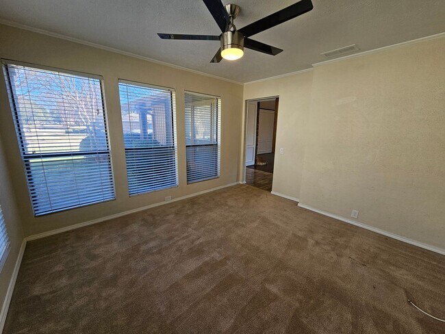 Building Photo - AVAILABLE NOW!