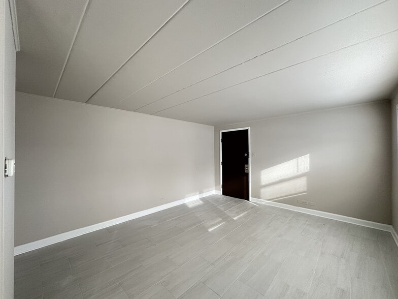 Building Photo - 9620 Ivanhoe Ave