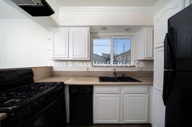 Building Photo - 1635 E Erie St