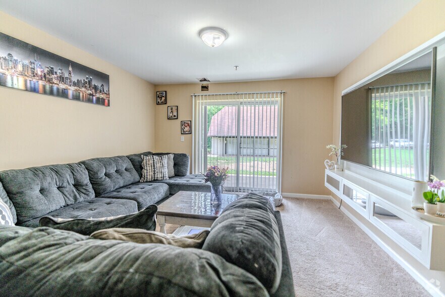 2BR, 2BA - SF - Living Room - Foxcroft Apartments