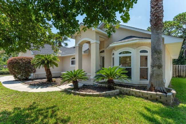 Building Photo - Spacious Home in Navarre!