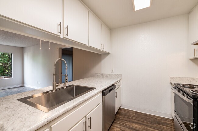 2BR, 2BA - 925SF - The Lucci