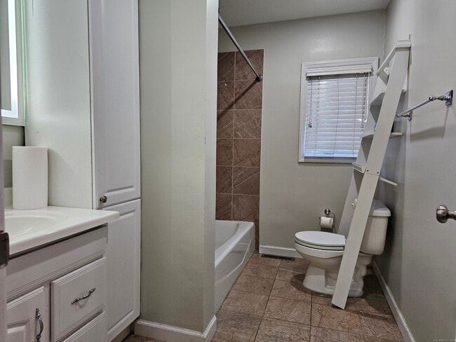 Building Photo - 11 Brookfield Dr