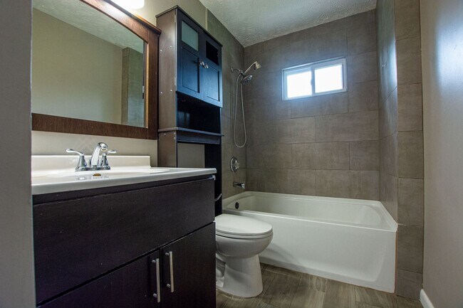 Building Photo - Split Entry 3 Bedroom / 1.5 Bath Home