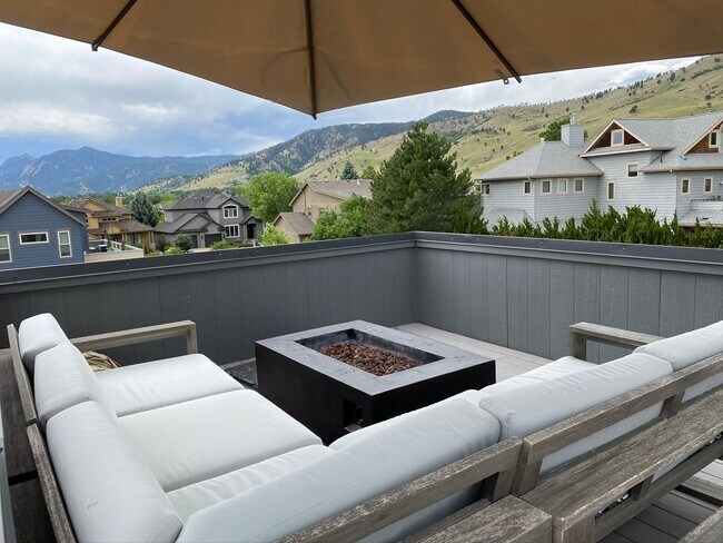 Building Photo - Gorgeous 4B/3.5B North Boulder - Available...