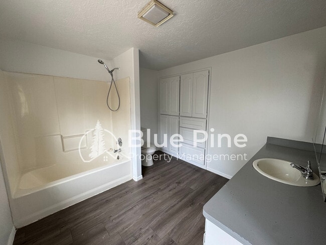 Building Photo - 1861 Gallup St