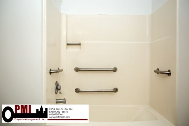 Building Photo - 2 Bedroom and 1 Bathroom Duplex Available ...