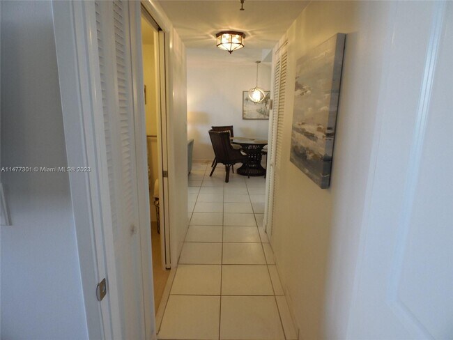 Building Photo - 1623 Collins Ave