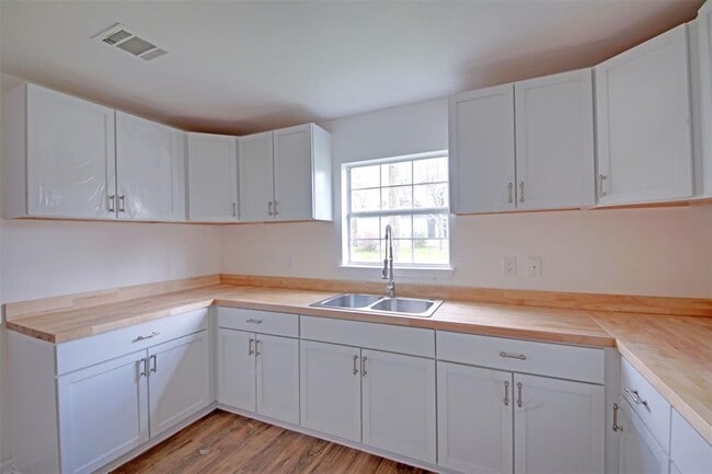 Building Photo - 213 Hosack St