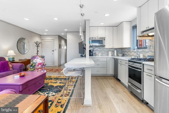 Building Photo - 1593 N Colonial Terrace